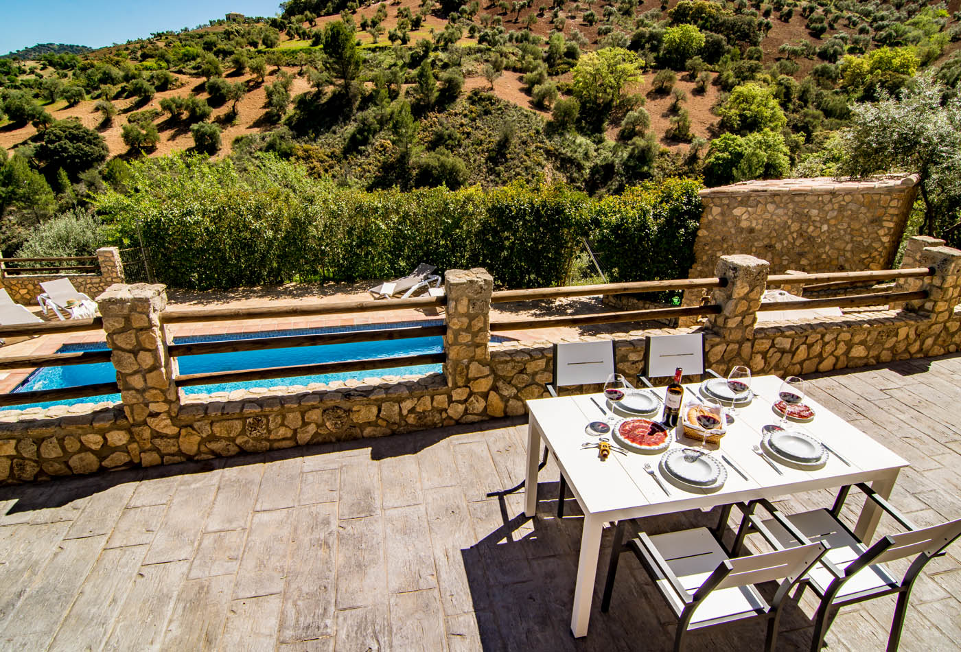 Con vistas a la piscina y disfrutando del paisaje 